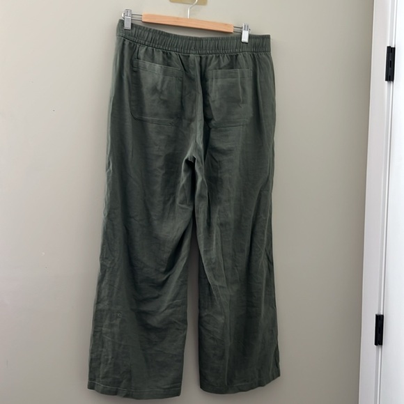 Old Navy Green Chinos Relaxed Fit - Picture 2 of 3